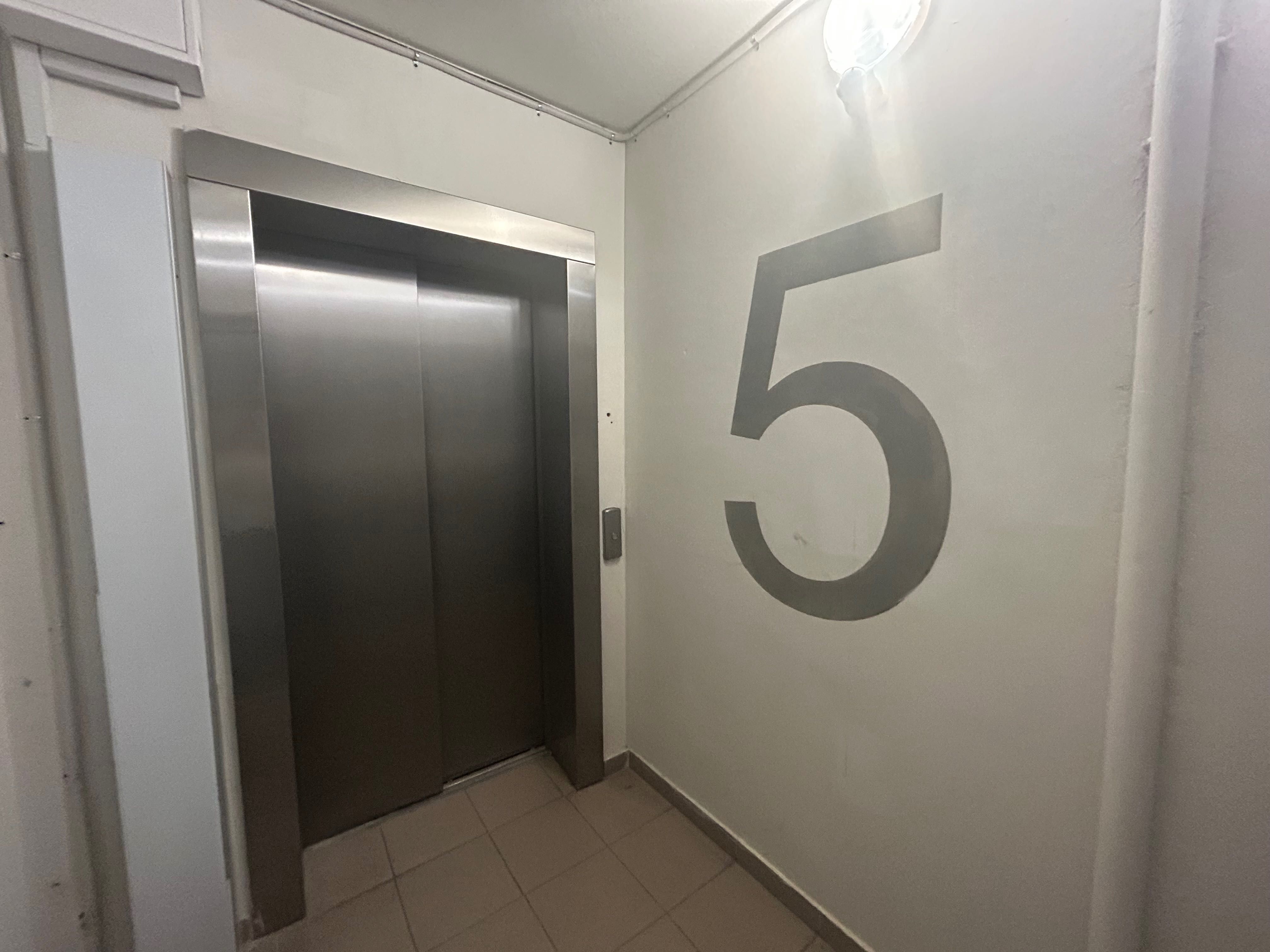 Варшавський мікрорайон 2 вул Олеся 2 Продам Без% місце паркінг 8.4