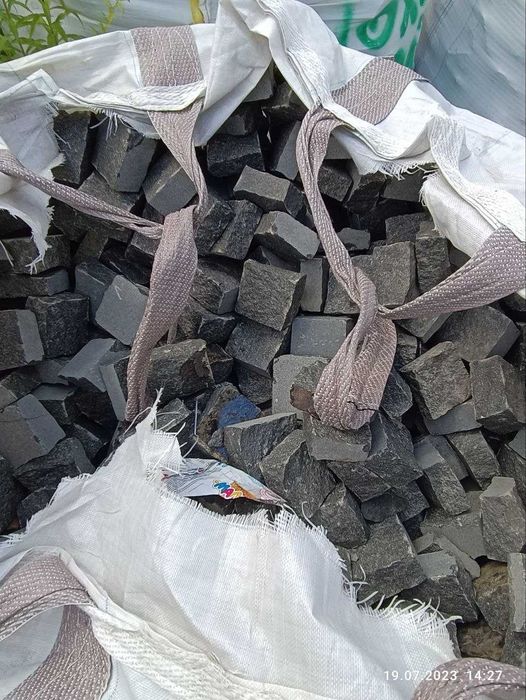 Бруківка колота, граніт, коцка, габбро.