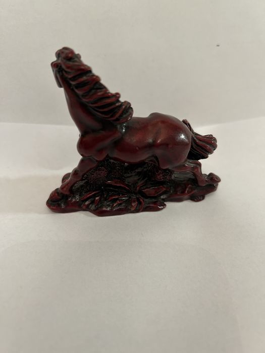 Figurka konia w kłusie