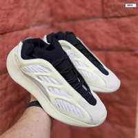 Чоловічі кросівки Adidas Yeezy 700 V3 Azael (бежеві з чорним)