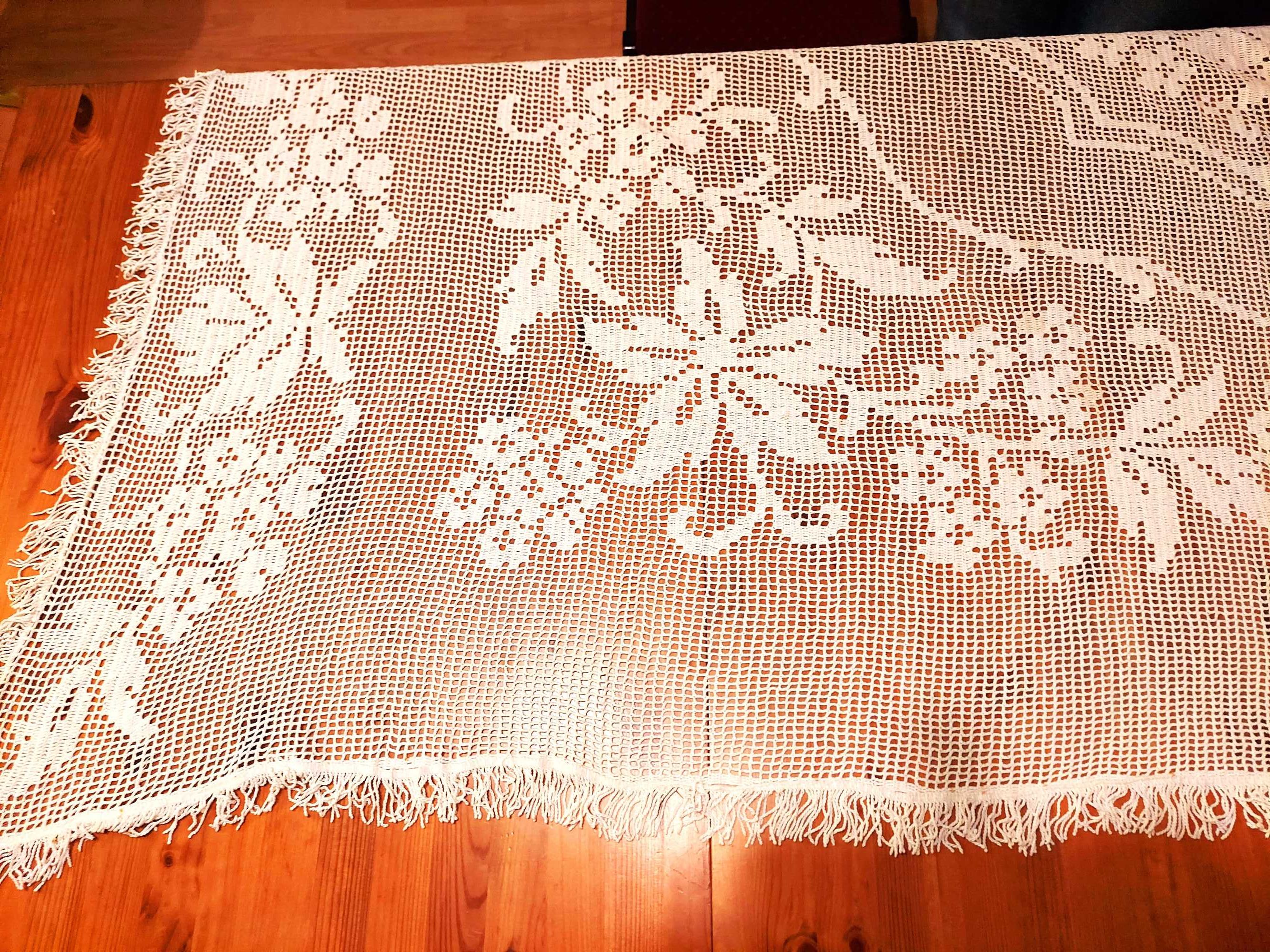 PRL duży biały koronkowy szydełkowy obrus, kapa 240cm x 157cm