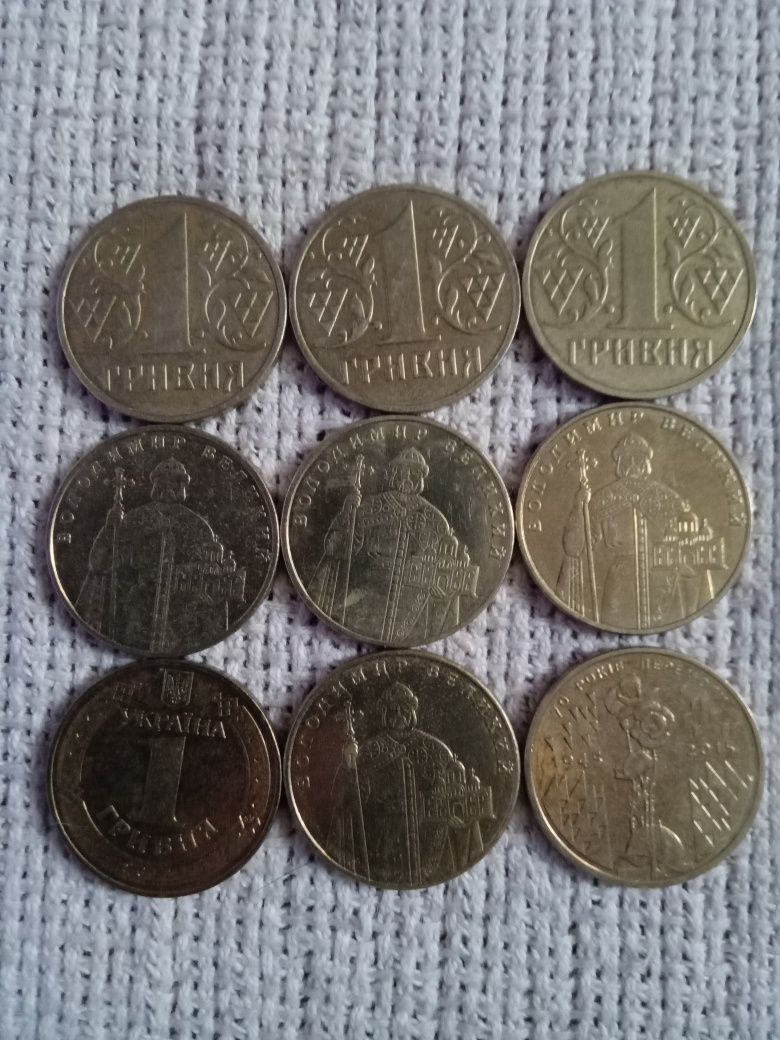 Гривни,доллары,монеты.