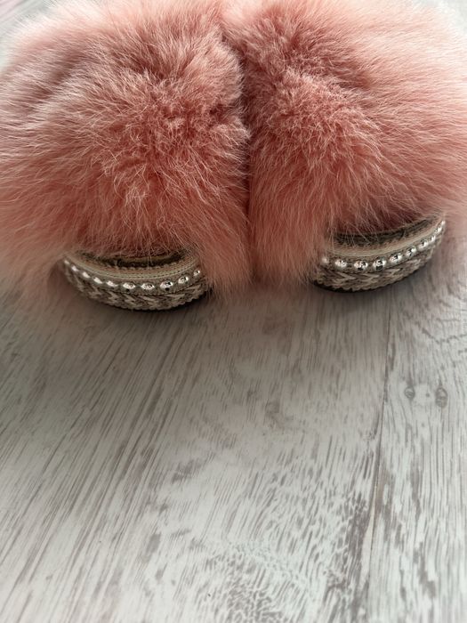 Różowe kapcie z futerkiem – styl i wygoda w jednym!