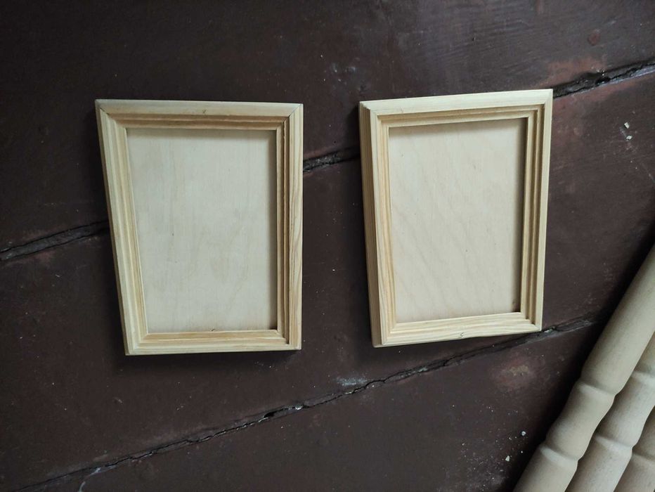 Drewniane ramki do obrazów.