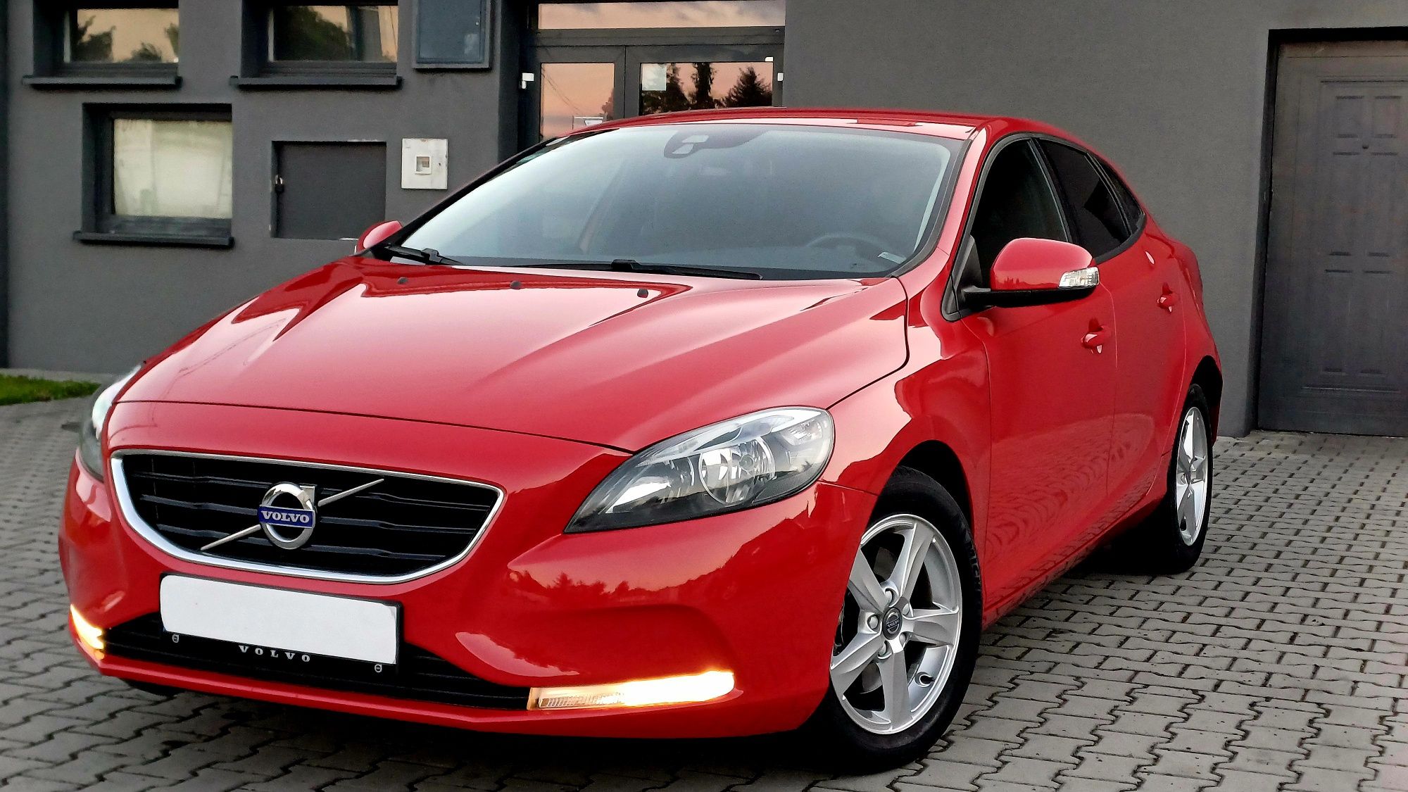 Volvo v40 benzyna 2.0 przebieg 102 tyś km