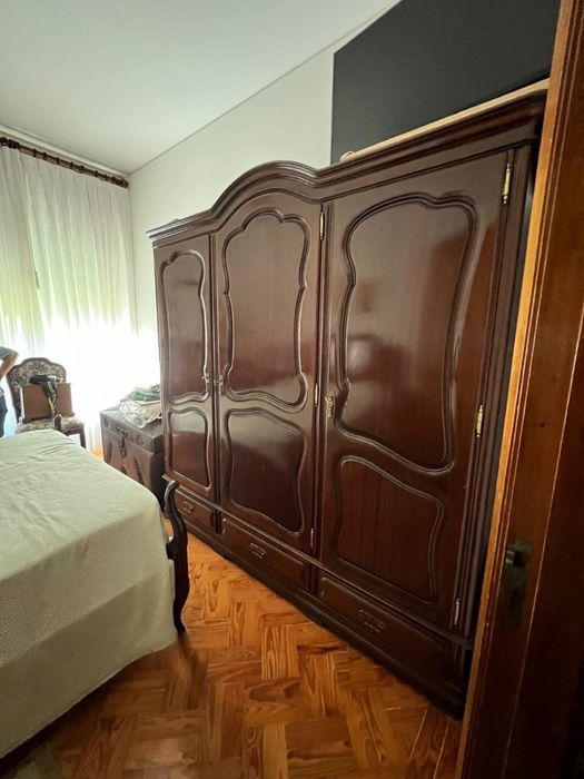 Quarto completo em madeira maciça – excelente estado