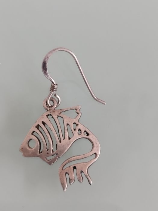 Adoráveis brincos em formato de peixe, com um design delicado e único.