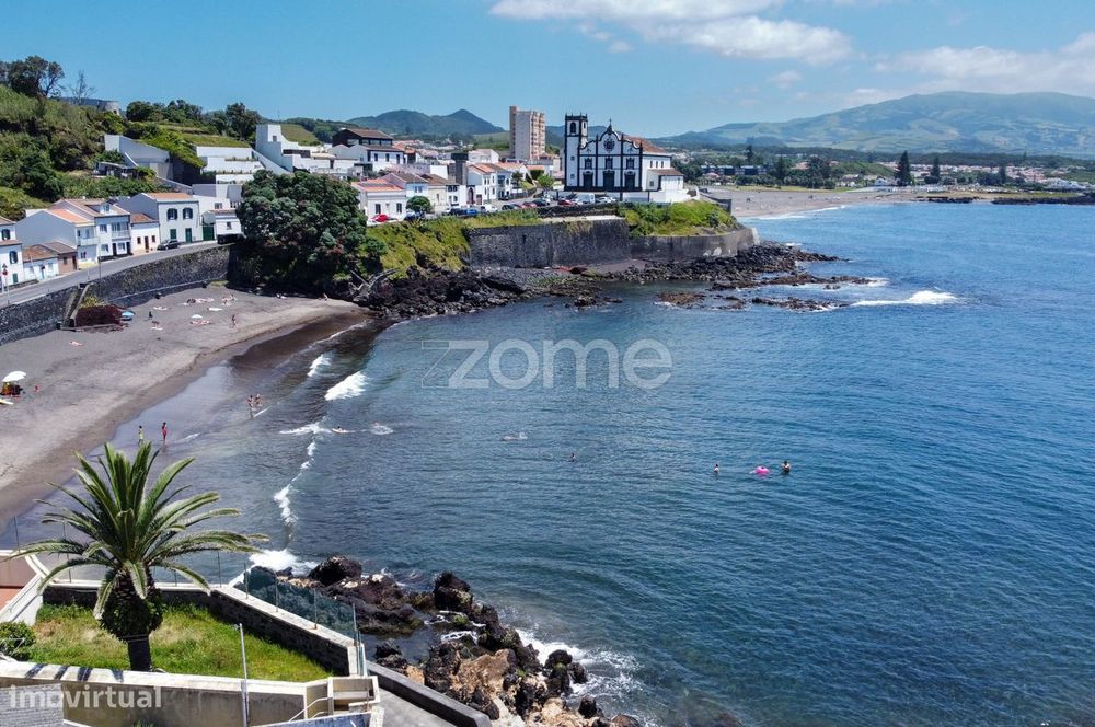 Moradia e espaço comercial em Rosto do Cão (São Roque), Ponta Delga...