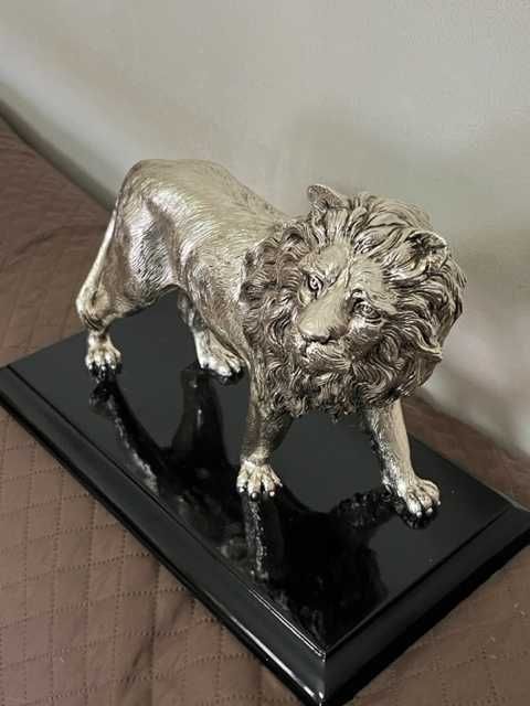 Estátua de Leão banhada a prata