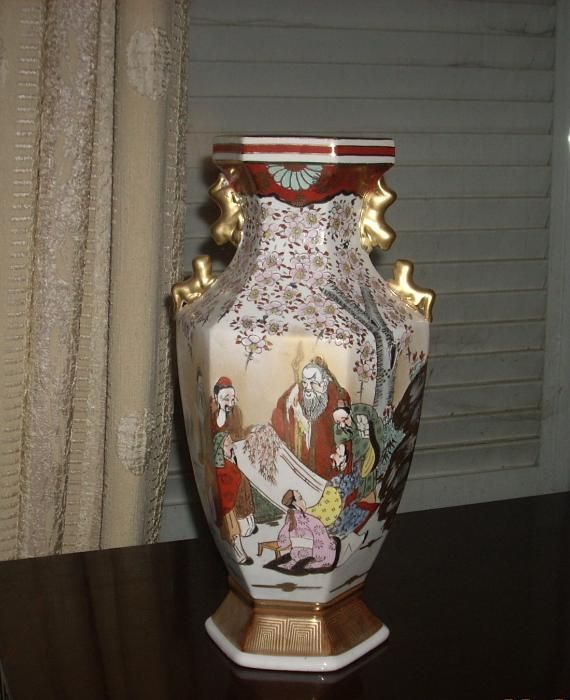 Antigo par de jarras em porcelana chinesa decoração polícroma
