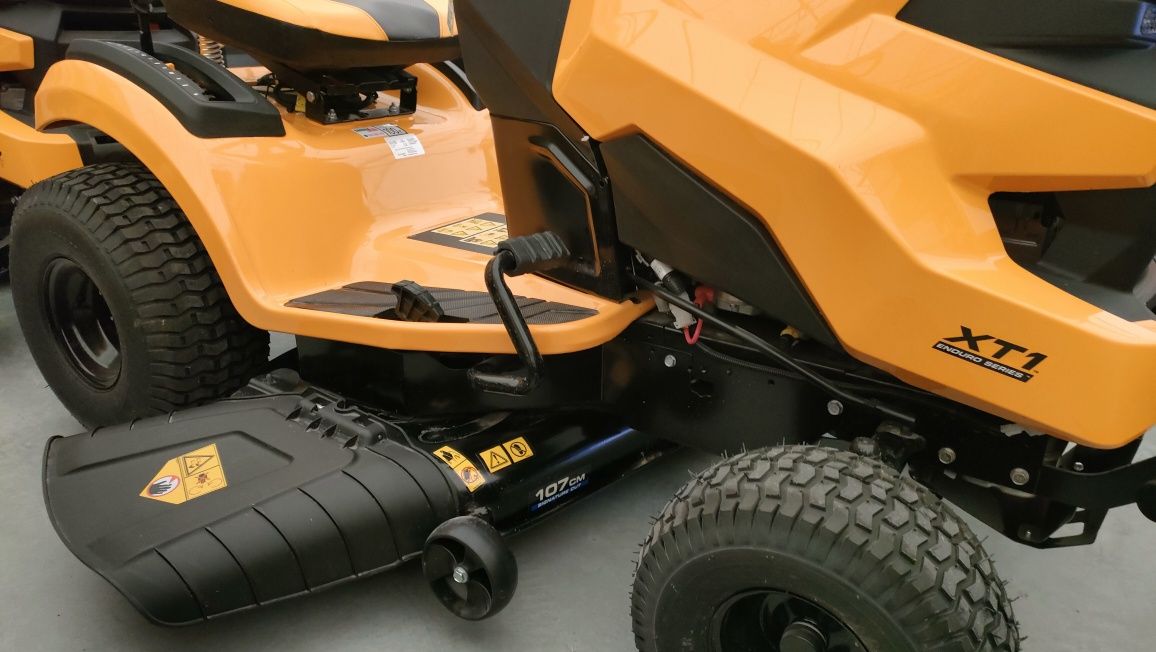 Traktor ogrodowy Cub Cadet XT1 OS107 boczny wyrzut