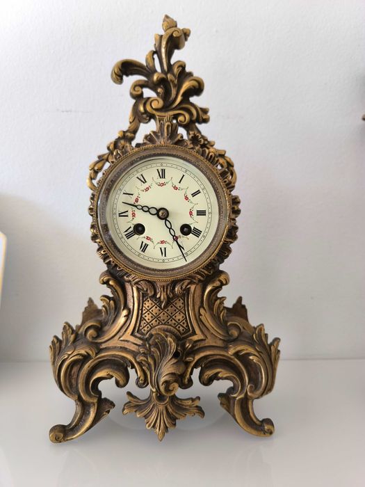 Bonito relógio de mesa