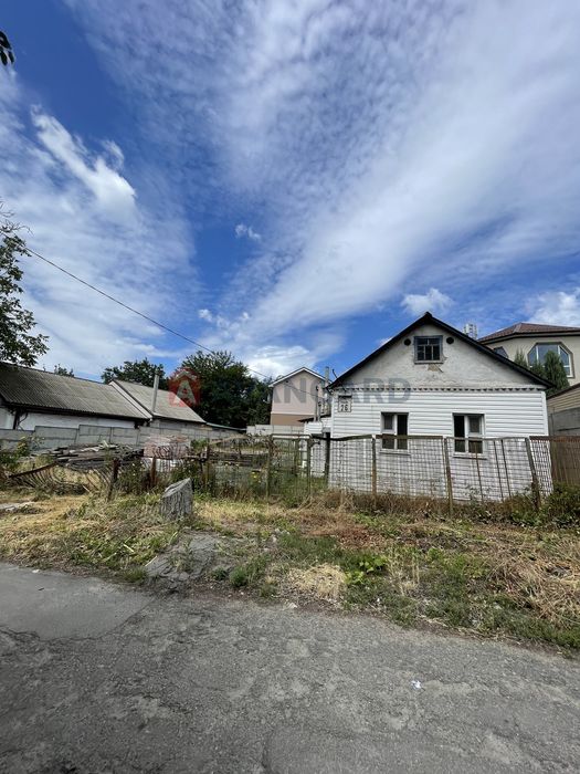 Продам будинок з земельною ділянкою під забудову на пр. Гагаріна.