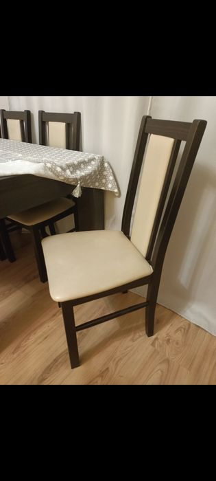 Stół i sześć krzeseł