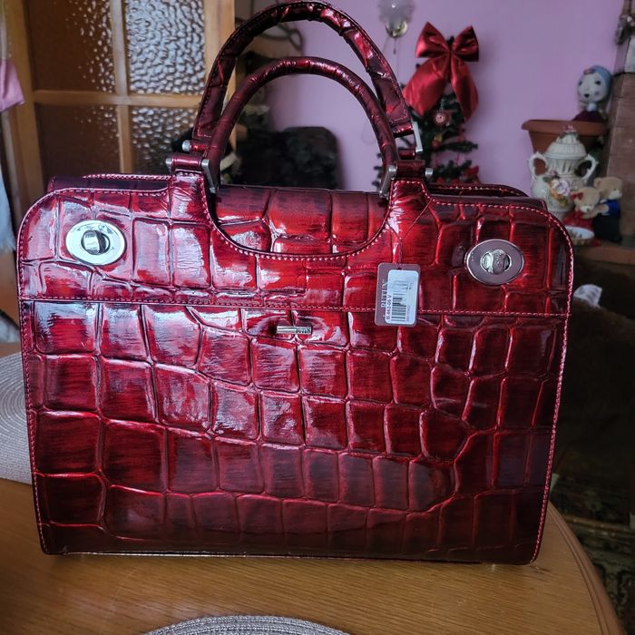 Шикарная лаковая сумка-портфель