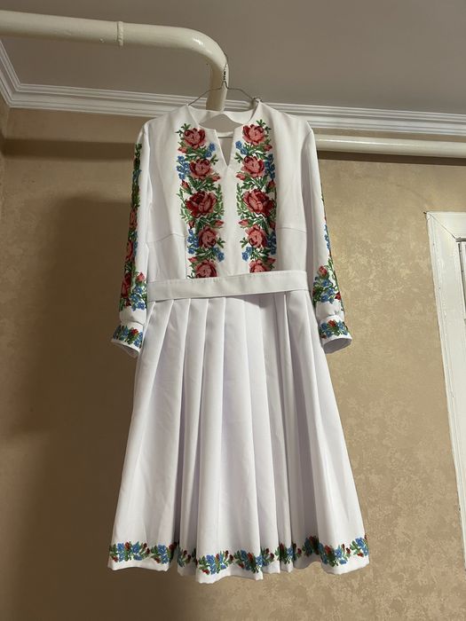 Вишита сукня бісером.