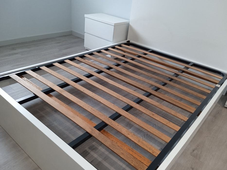 Cama de casal com estrado + 2 mesas de cabeceira