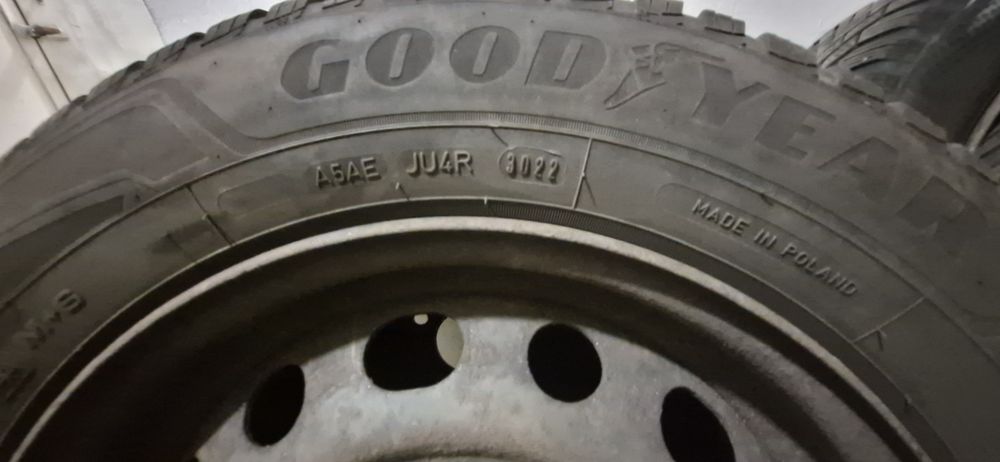 Sprzedam opony zimowe Citren/ Peugeot  goodyer,Continental 195/65/15