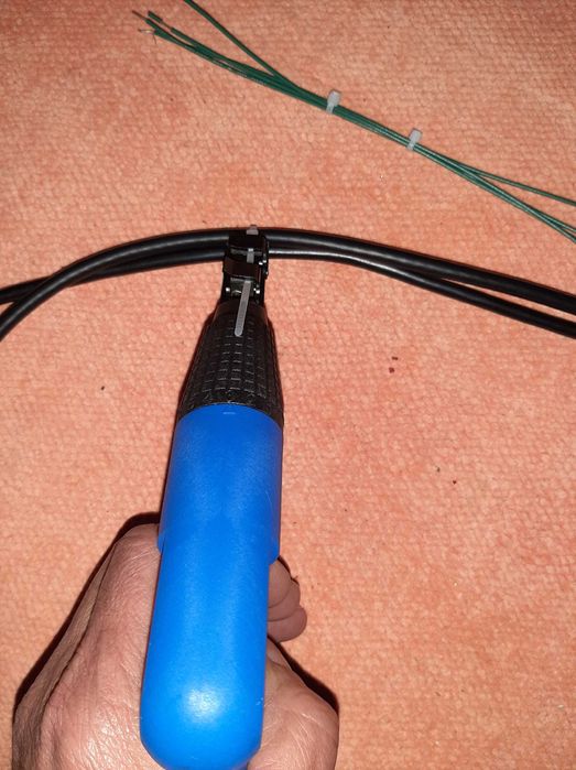 Alicate de aperto e corte para abraçadeiras de serrilha