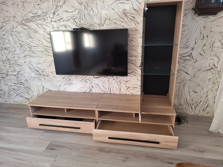Szafka pod telewizor i witryna