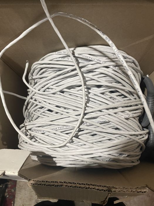 Інтернет кабель білий