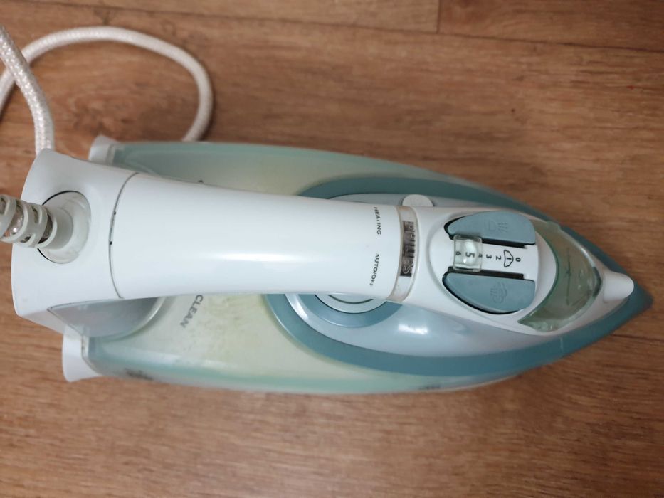 Philips Azur 2600W — якісна праска з паровим ударом 180г