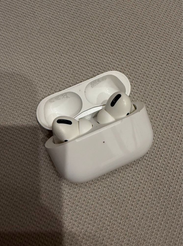 Зарядний футляр AirPods Pro with MagSafe Charging Case
