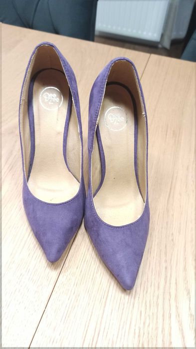 Fioletowe szpilki, eleganckie i seksowne