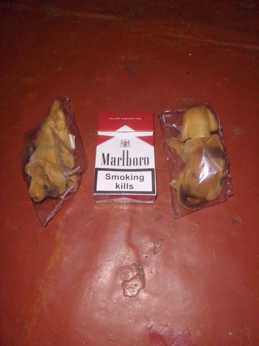 Собачка головой качает