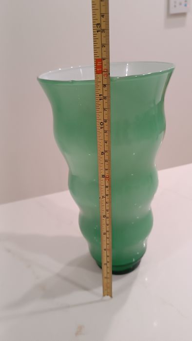 Jarra verde em vidro opalino