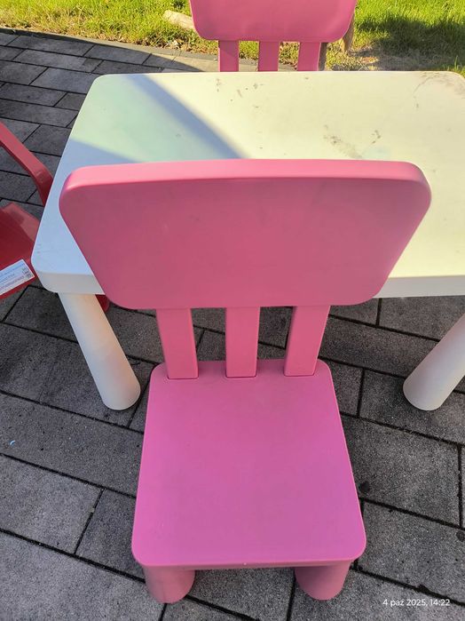 stolik ikea dla dzieci dwa różowe krzesełka