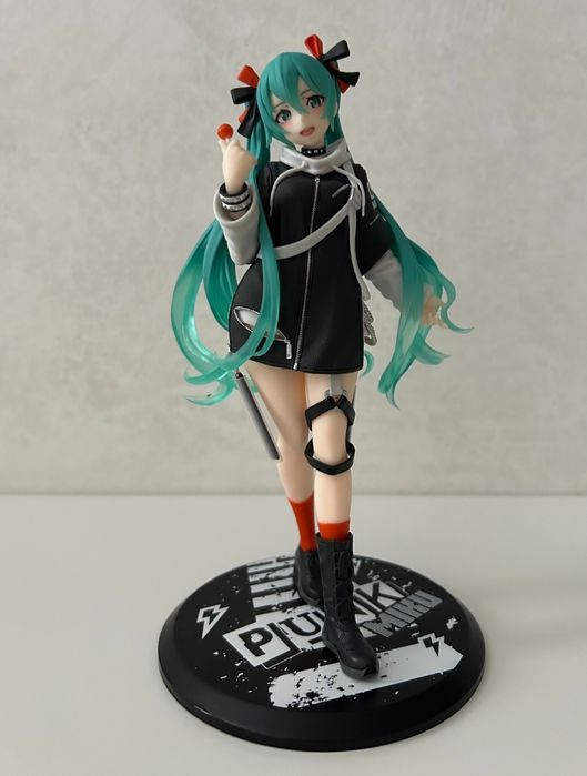 Hatsune Miku - Wonderland Figure Fashion Punk Version