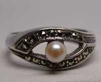 Srebrny pierścionek z perłą i markazytami VINTAGE  R.16.