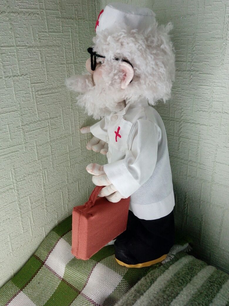 Интерьерная кукла доктор Айболит ручная работа из капрона, синтепон.