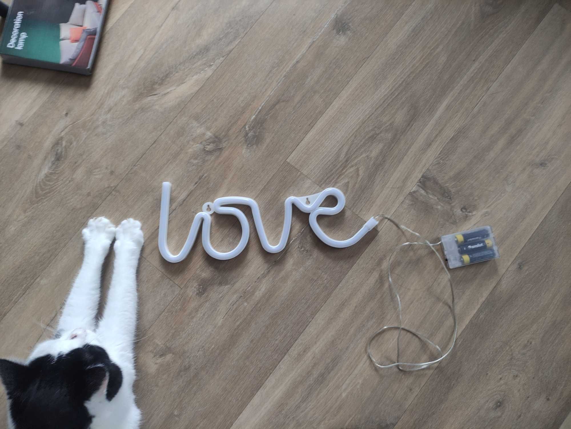 Neon led "Love".