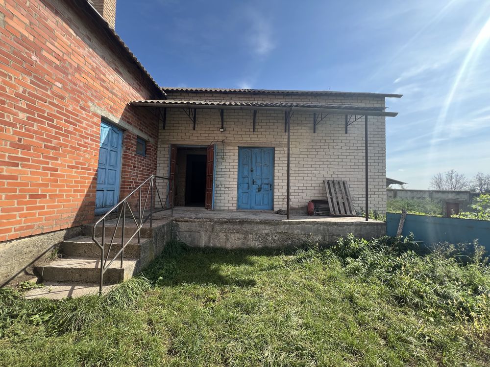 Продається комплекс приміщень в селі Бугрин