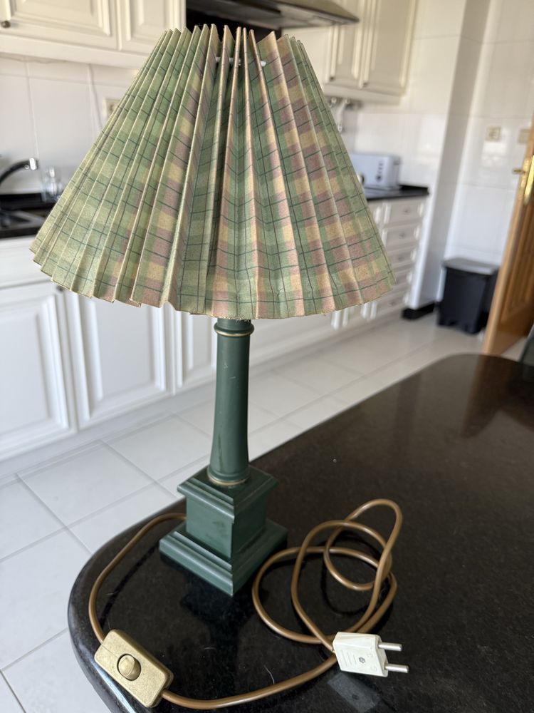 Candeeiro de mesa lacado a verde escuro com abatjour plissado
