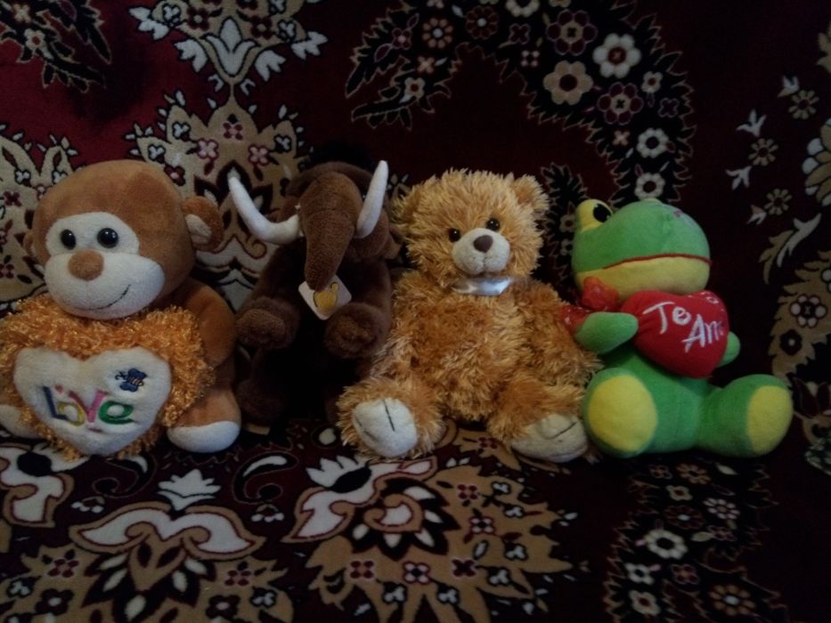 Іграшки мягкі дитячі одним лотом.