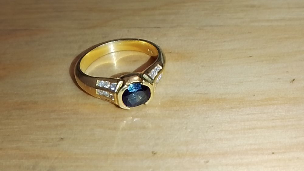 Złoty pierścionek z szafirem i diamentami