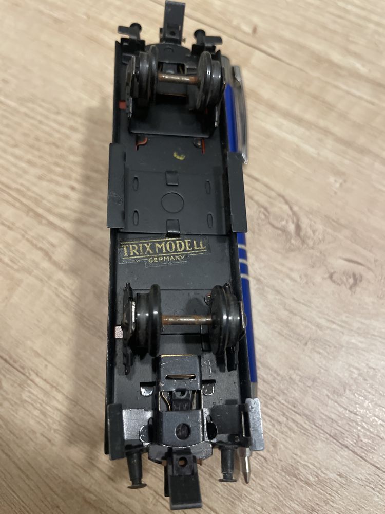 Dwuosiowy wagon Trix HO