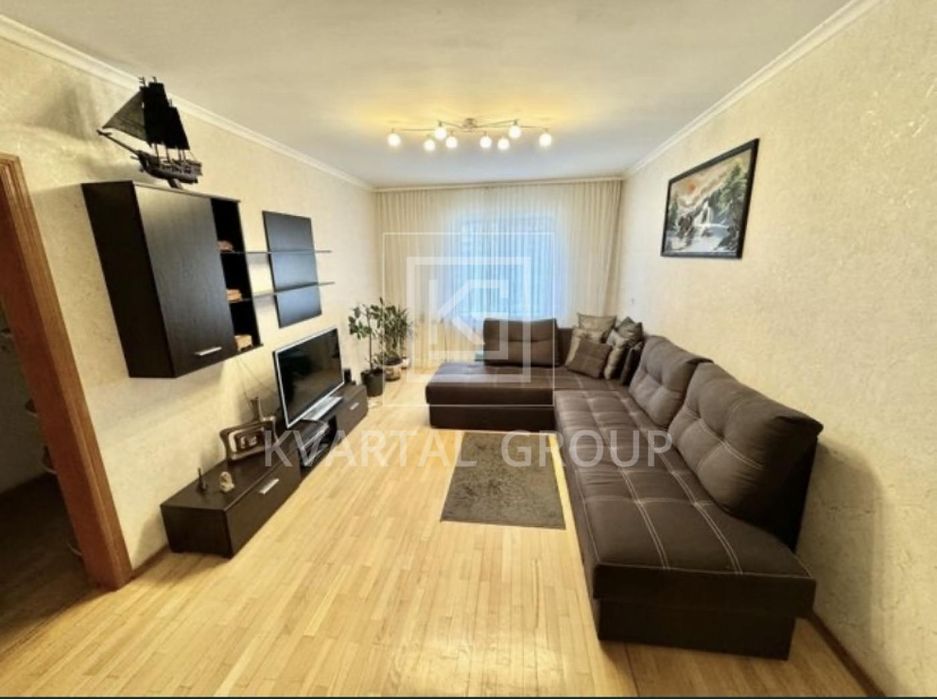 БЕЗ КОМІСІЇ! Двокімнатна квартира на невисокому поверсі!