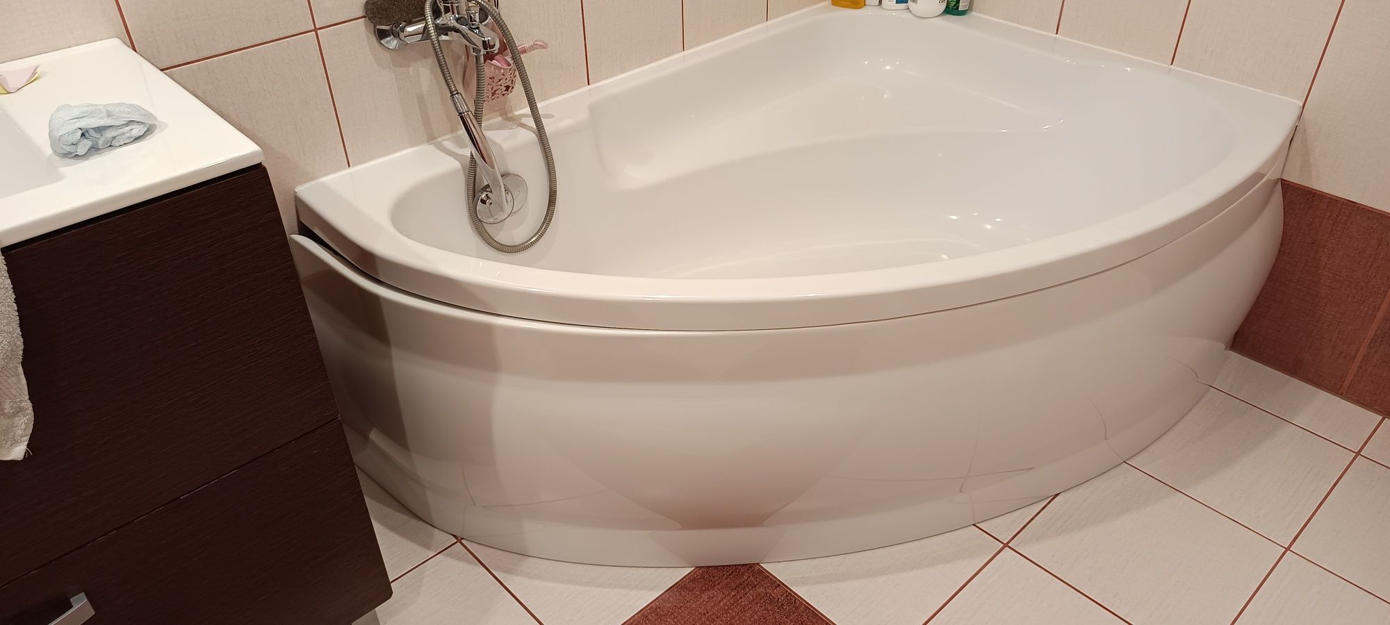 Szafka z umywalką, wanna, kibelek