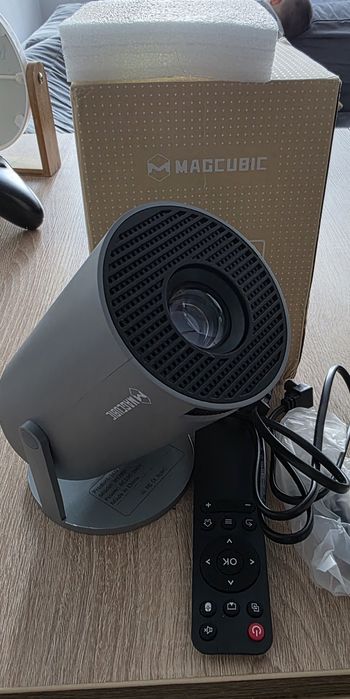 Projektor z pilotem
