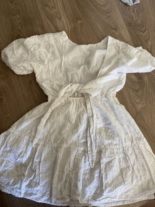 Сукня біля з голою спиною