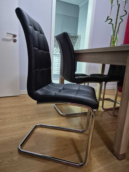 Mesa de jantar com 4 cadeiras