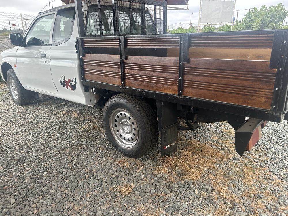 Mitsubishi l200 4x4  4 lugares