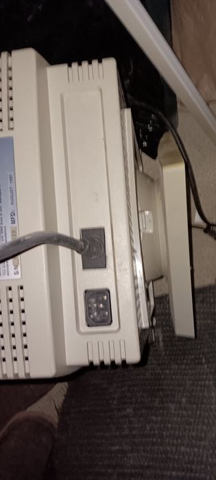 Computador antigo ecrã e periféricos