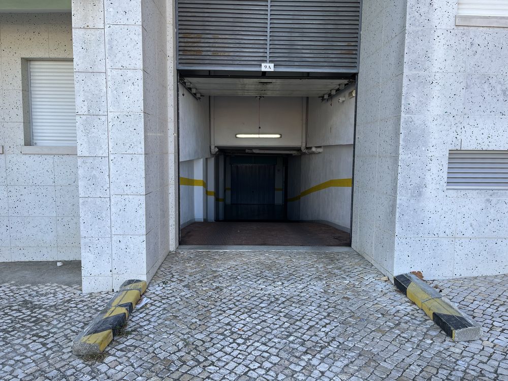Garagem para Arrendar - Camarate *ENORME