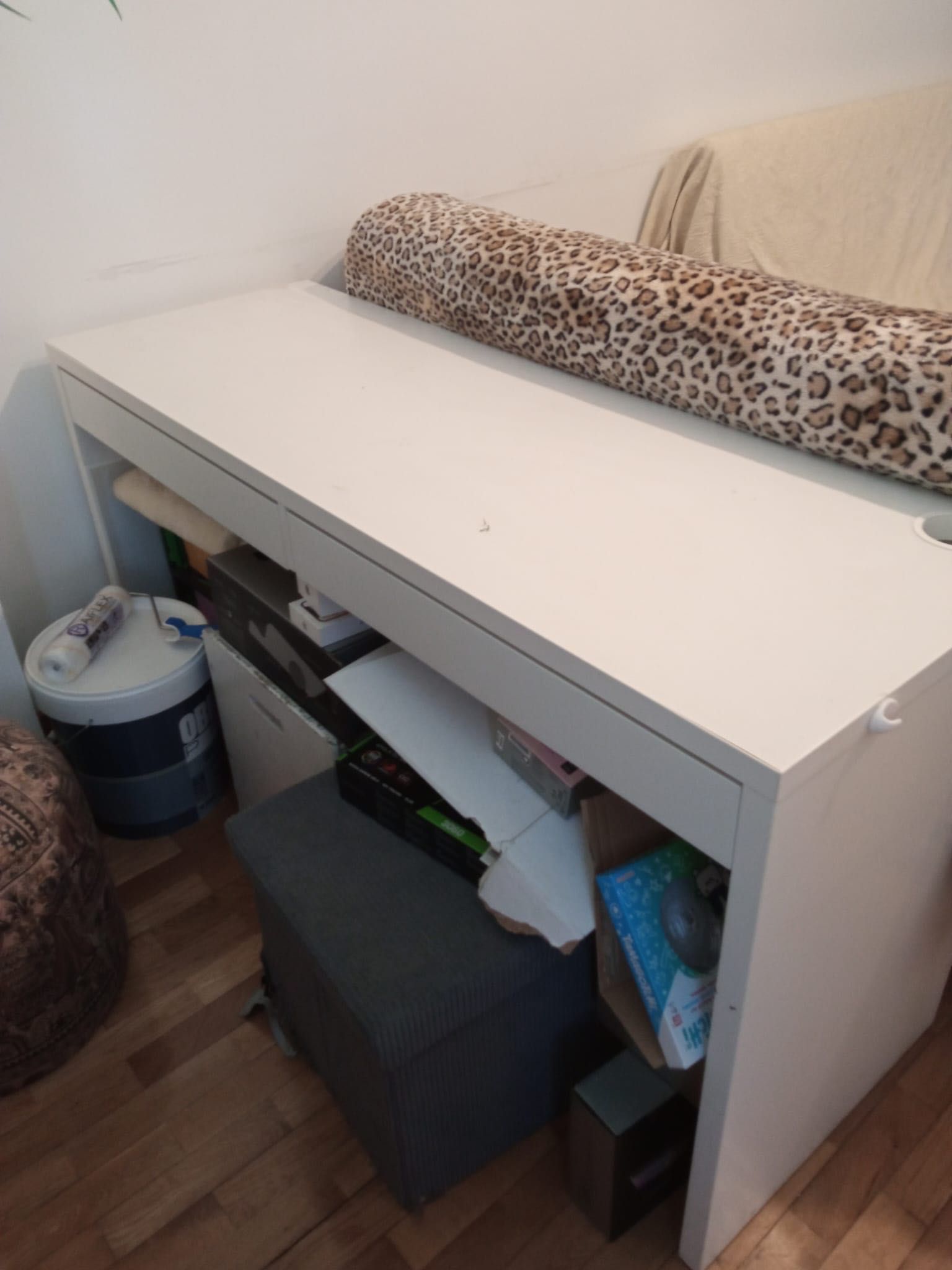 Cama + colchão+ secretária