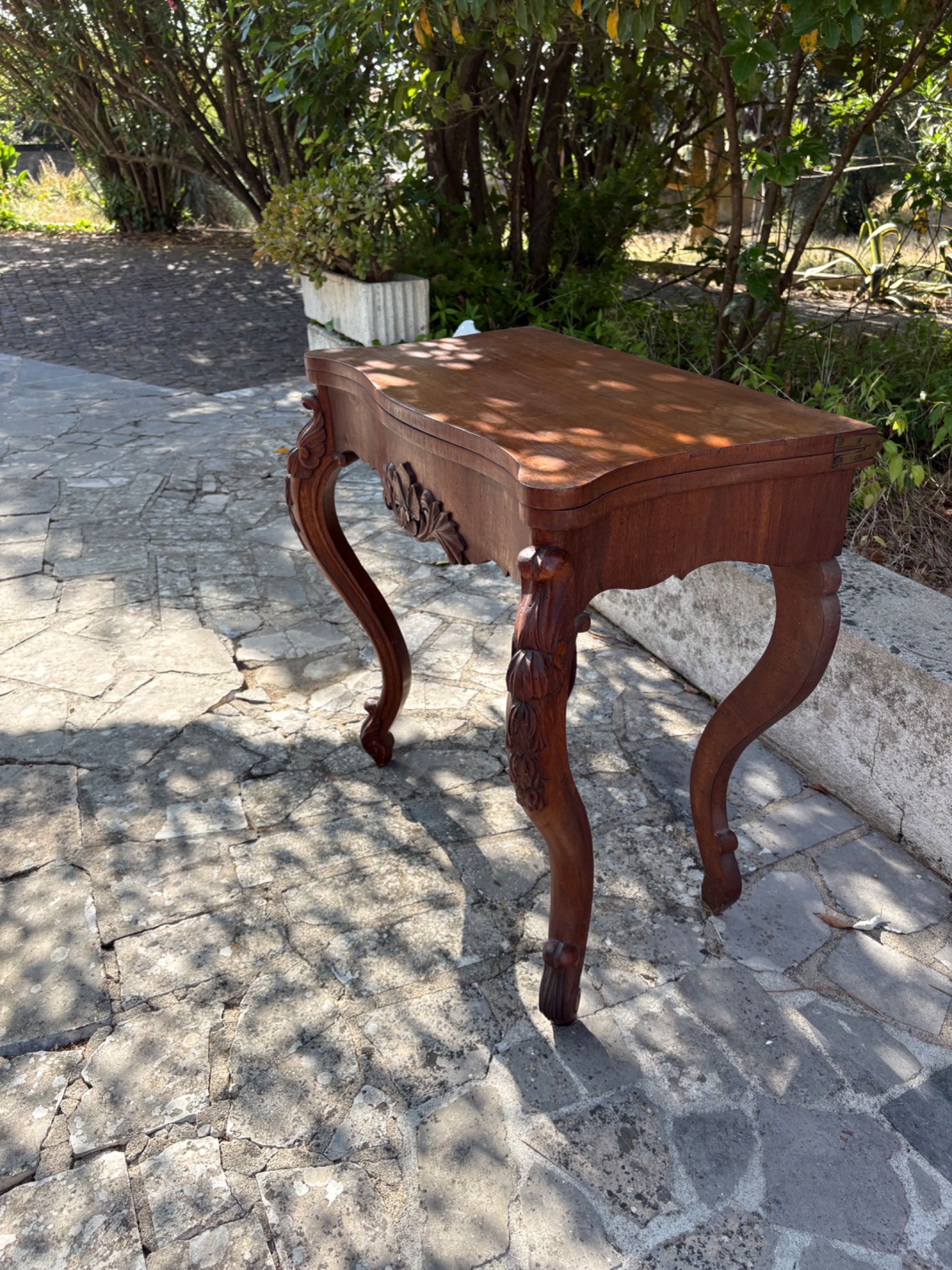 Mesa de jogo antiga de madeira.